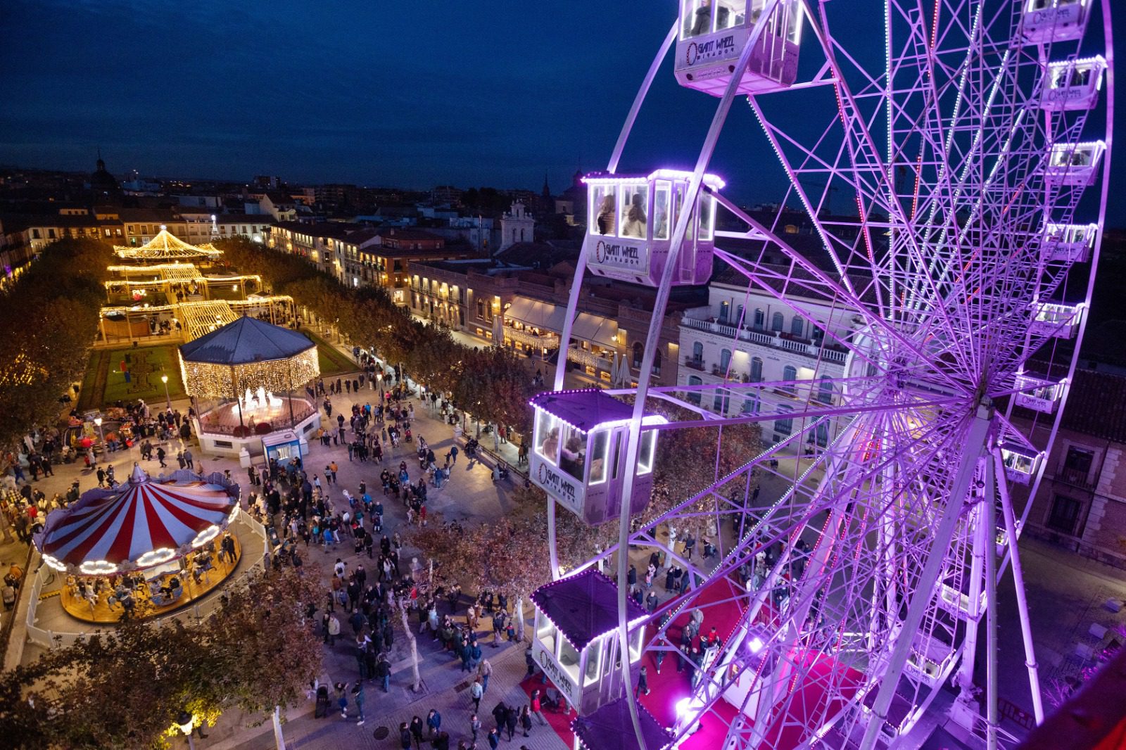 Decoración navideña en la Plaza Cervantes de Alcalá de Henares con mercado y atracciones</p>
<p>
