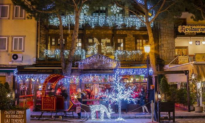 Decoración navideña en Navacerrada con nieve, luces cálidas y ambiente rural</p>
<p>