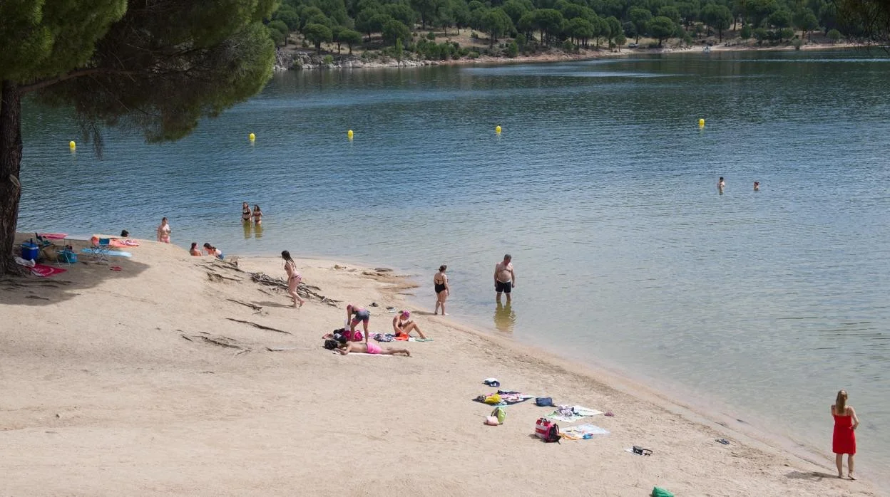 Vista de Playas fluviales en Madrid con bañistas, árboles y aguas cristalinas