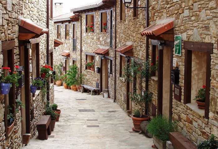 Pueblos con encanto cerca de Madrid en otoño, casas de piedra y paisaje rural.
