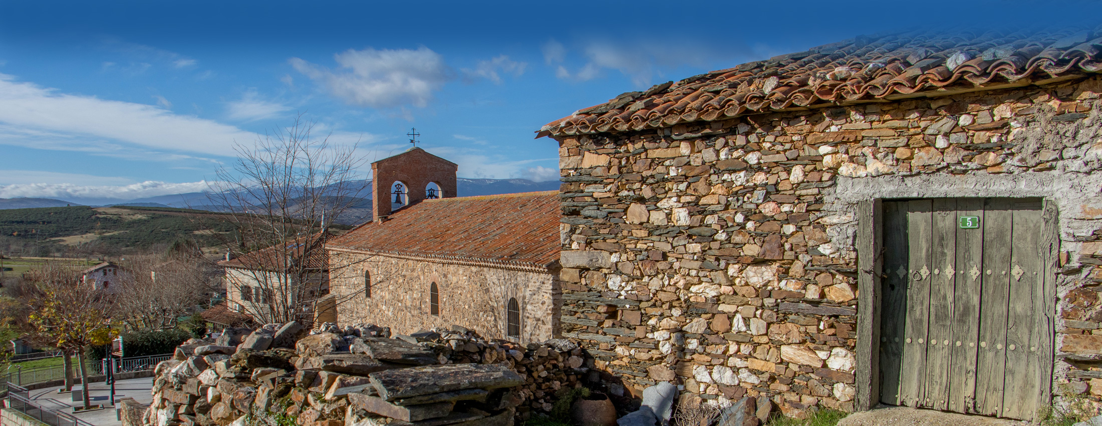 Imagen del pueblo de Robledillo de la Jara con casas tradicionales y entorno natural en la Sierra Norte de Madrid