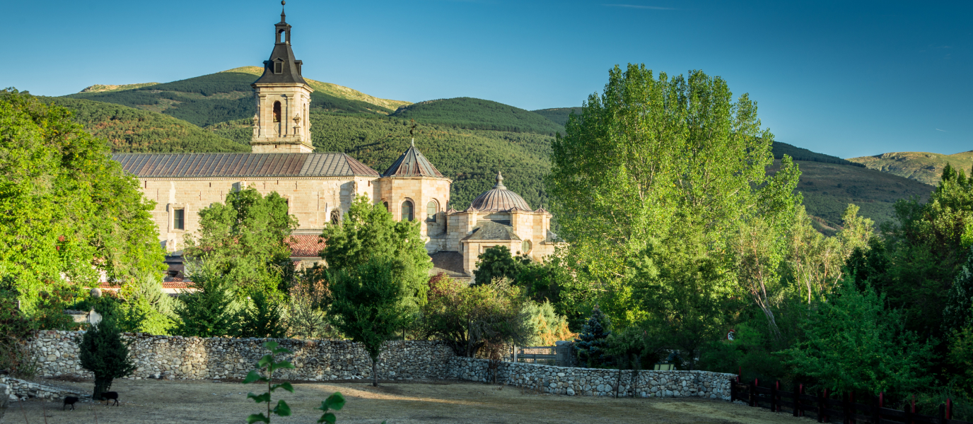 Imagen del pueblo de Rascafría con casas tradicionales y paisaje natural de la Sierra de Guadarrama