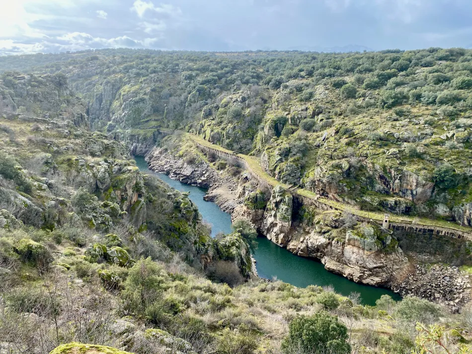 ista del cañón del río Lozoya con senderos y vegetación autóctona