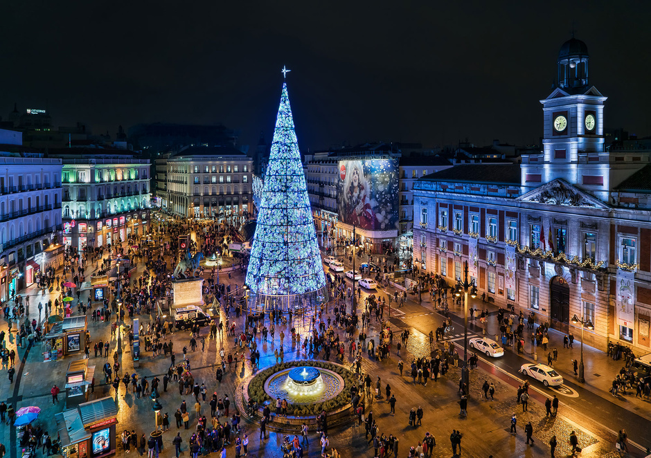 Luces de Navidad Madrid 2025 Luces de Navidad en Madrid 2025 iluminando la Gran Vía con árboles y cerezos luminosos.