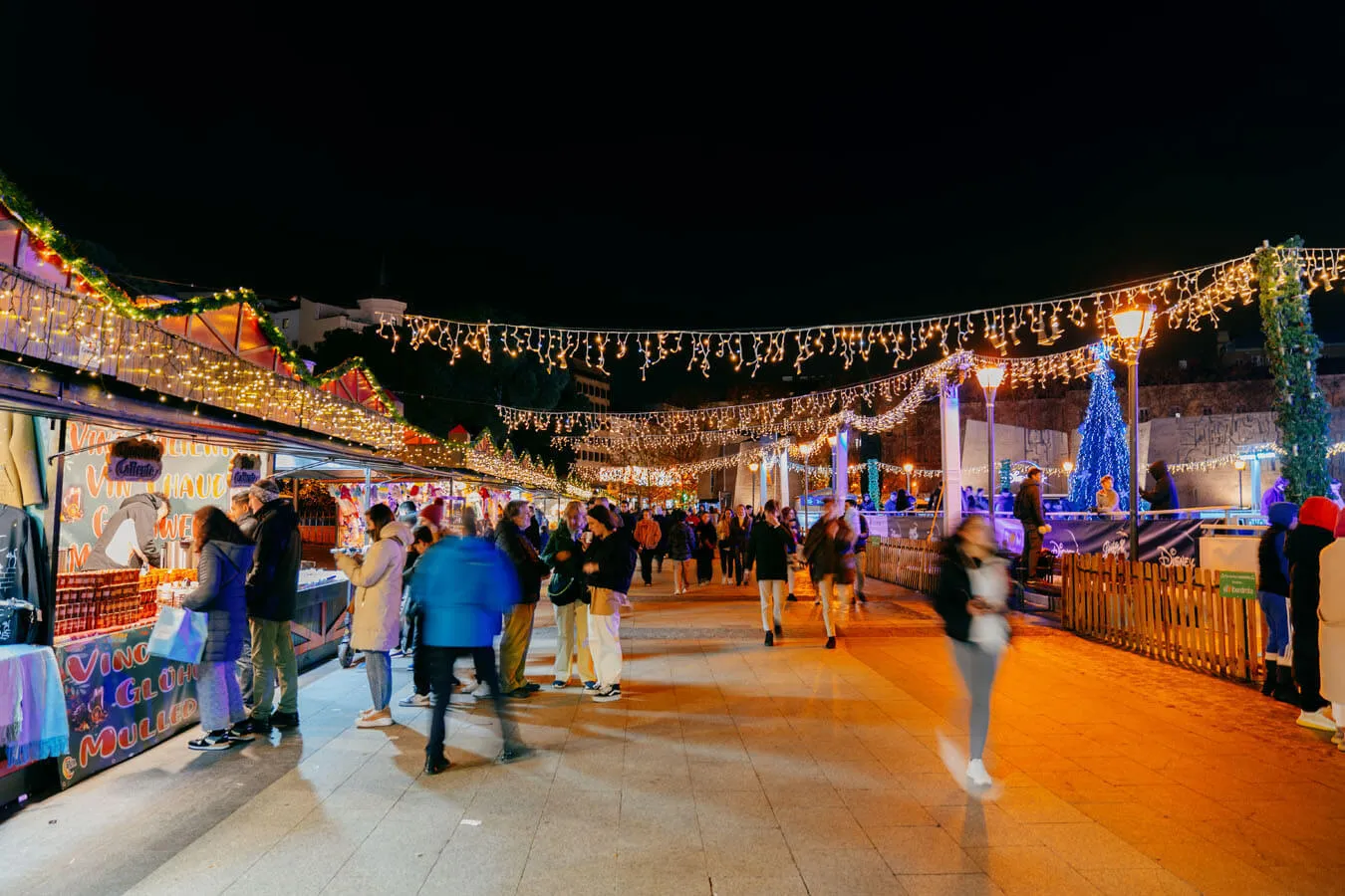 Mercadillo navideño Plaza de Colón Madrid con pista de hielo, decoración festiva y ambiente familiar.