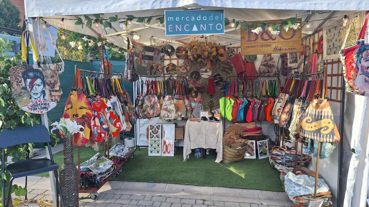 Mercado del Encanto Navidad Madrid con decoración navideña, diseño independiente y ambiente creativo.