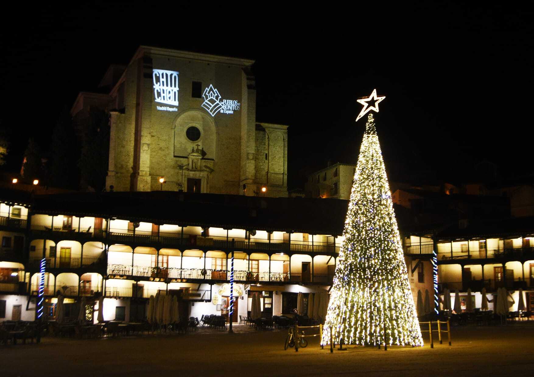 Plaza Mayor de Chinchón iluminada en Navidad 2025 con decoraciones y actividades culturales.