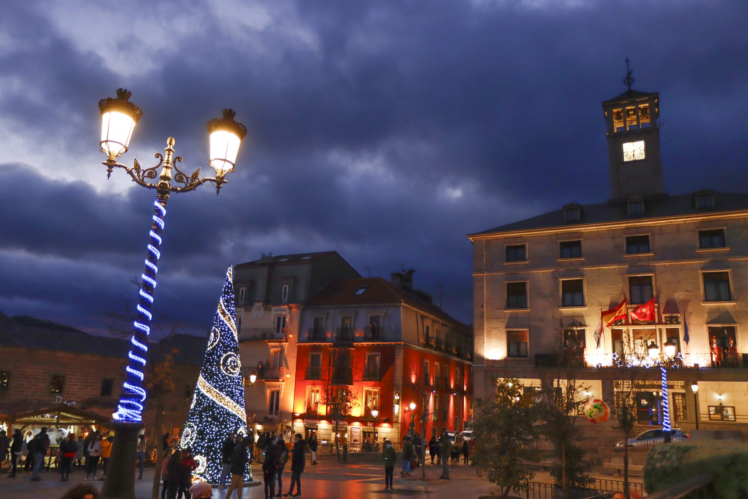Iluminación navideña en San Lorenzo de El Escorial 2025, entorno monumental decorado para las fiestas.
