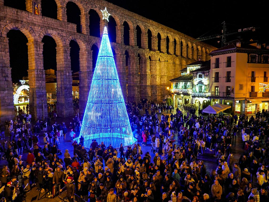 Luces de Navidad en Segovia 2025, decoración en el acueducto y calles del casco histórico.