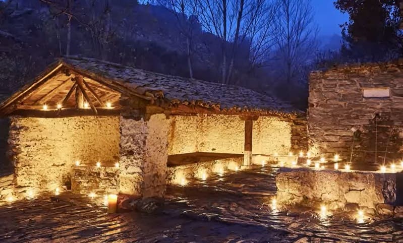 Vista navideña de Patones de Arriba con luces, decoración tradicional y ambiente festivo en la Sierra Norte de Madrid.