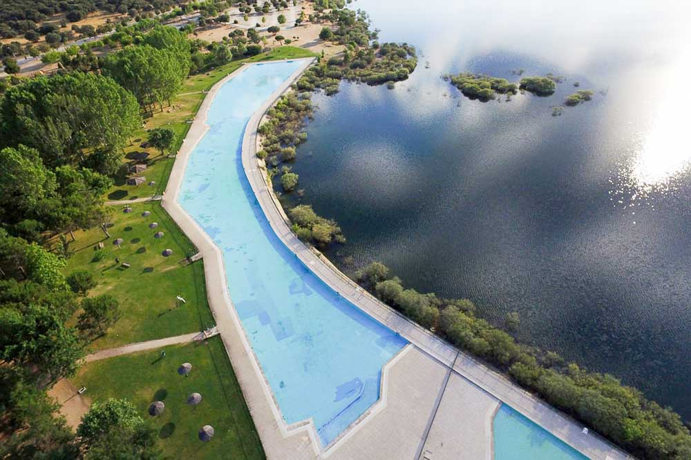 Piscinas Naturales de Riosequillo con vistas al embalse y la Sierra Norte de Madrid