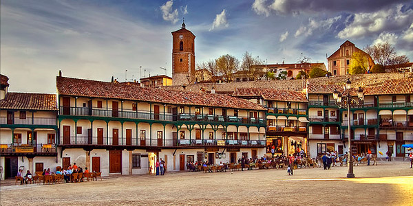 Vista de la Plaza Mayor de Chinchón con sus balcones tradicionales y ambiente histórico.