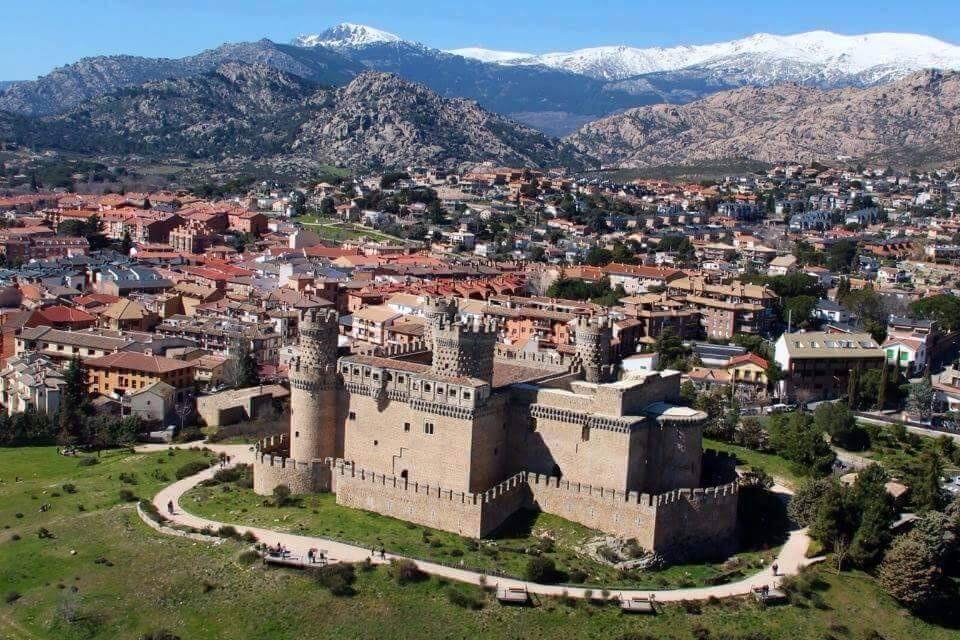 Castillo de Manzanares el Real con La Pedriza al fondo, uno de los paisajes más emblemáticos de Madrid.