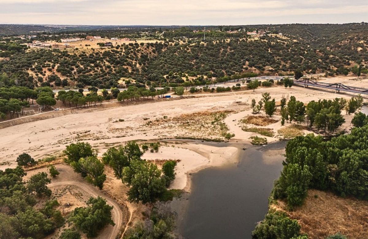 Playa de Aldea del Fresno – Río Alberche Playa de Aldea del Fresno en el río Alberche, zona de baño con sombra y áreas de picnic.